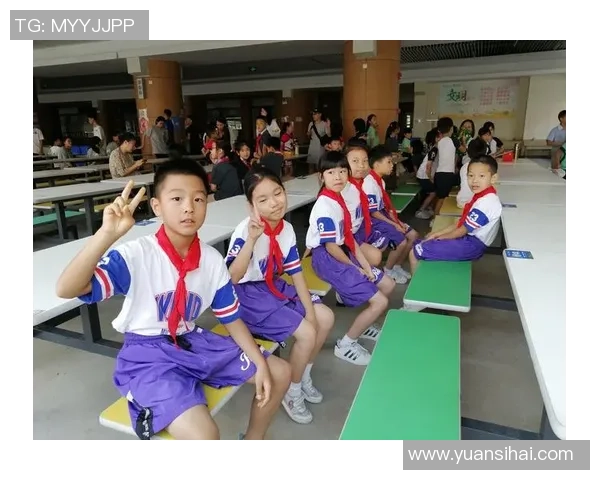 呆妹与足球明星的奇妙冒险：从校园到绿茵场的青春故事