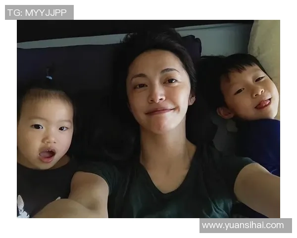 足球明星与儿子温馨合影展现父子情深的幸福瞬间